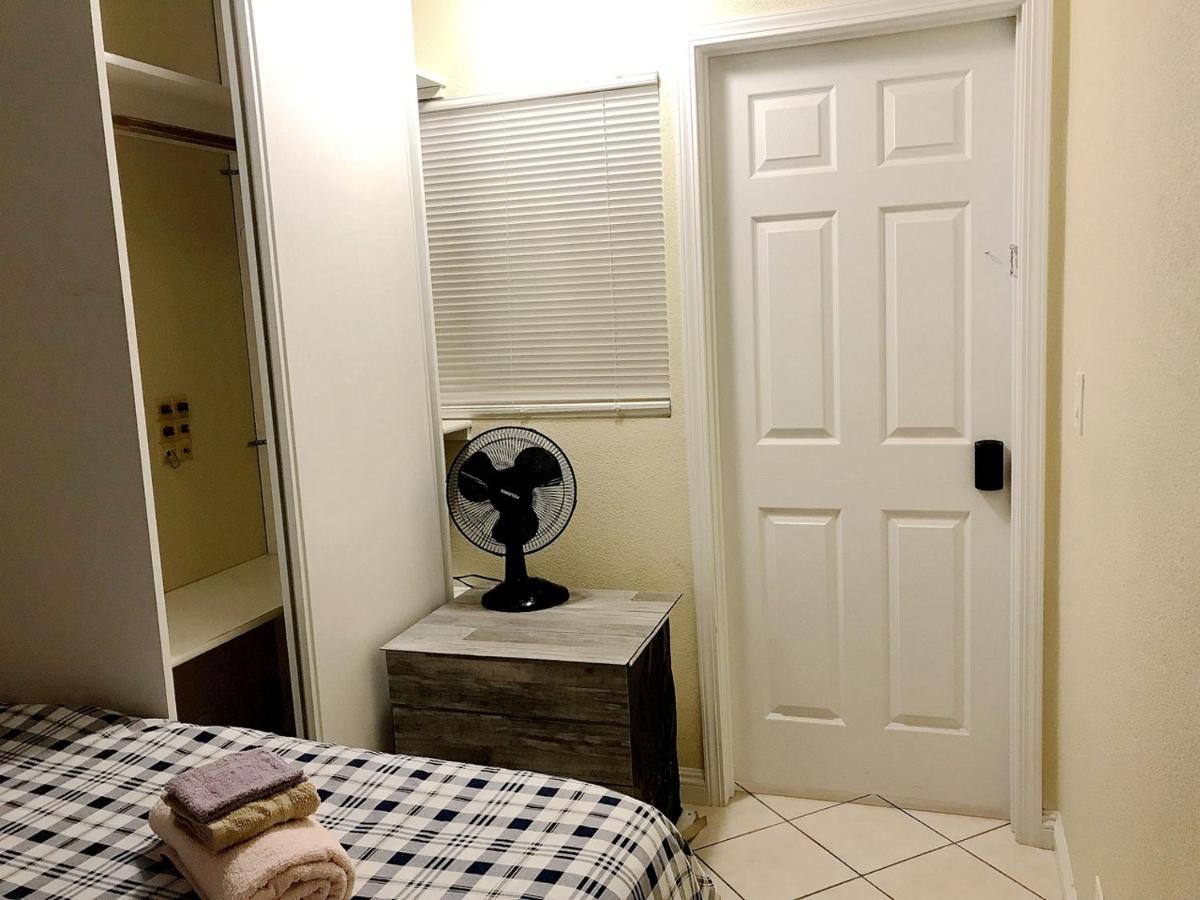 New Bedroom Queen Size Bed At Vegas For Rent-4 Privatunterkunft